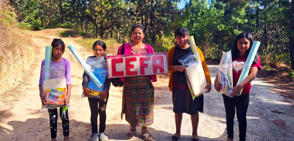bambine del Guatemala mostrano fiere i materiali scolastici ricevuti da CEFA grazie alle bomboniere solidali