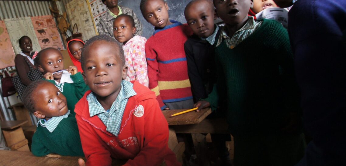 bellissimi bambini sorridenti africani in una classe di scuola in Kenya