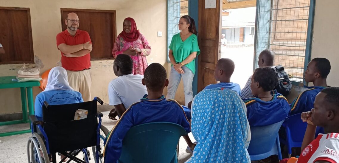 ragazzi e ragazze con disabilità in Tanzania in una scuola costruita per accoglierli in corsi di formazione e inserimento al lavoro