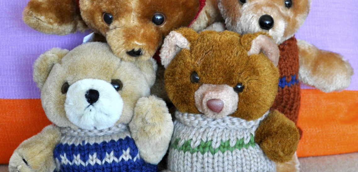 graziosi orsetti di peluche con maglioncini di lana fatti a mano come bomboniere solidali, tutti assortiti